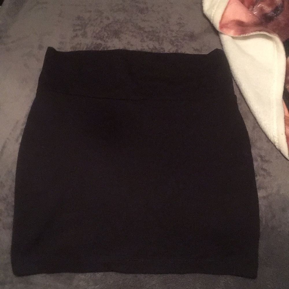 Short pencil skirt